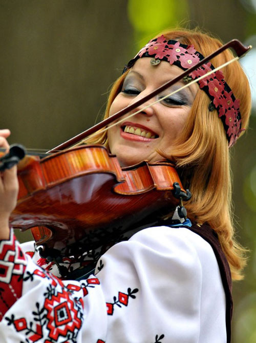 Maria Barvysh of Zoriany plays violin